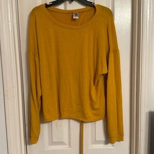 Yellow thin sweater.